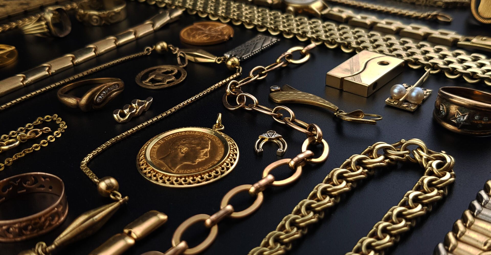 Ankauf von Altgold aller Art, wie Goldbruchstücke, Goldglieder, alter Goldschmuck, Goldbruchstücke, defekter Goldschmuck bei Vio Gold Edelmetalle