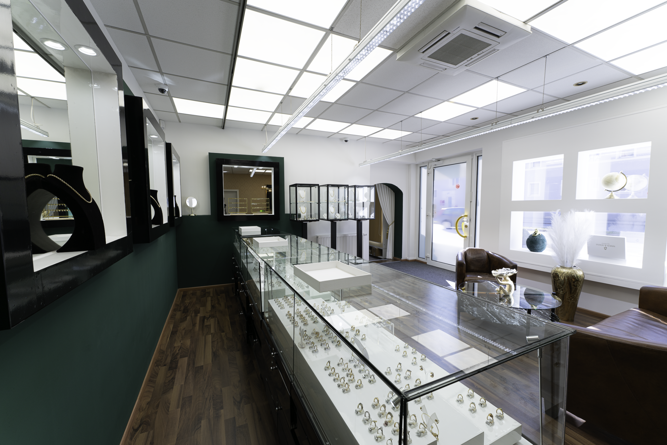 Innenansicht Glasvitrine Seite