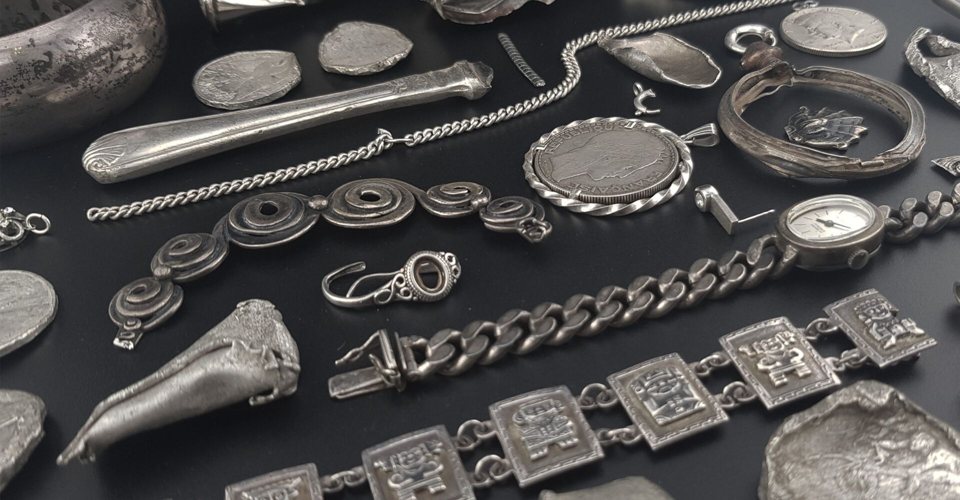 Ankauf von Altsilber aller Art, wie Silberbruchstücke, Silberglieder, alter Silberschmuck, defekter Silberschmuck bei Vio Gold Edelmetalle